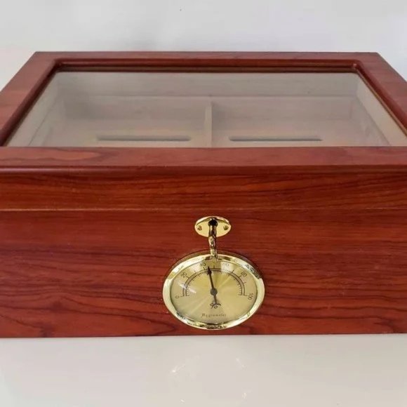 Beautiful Mahogany Locking Humidor with Hygrometer - Picture 6 of 6